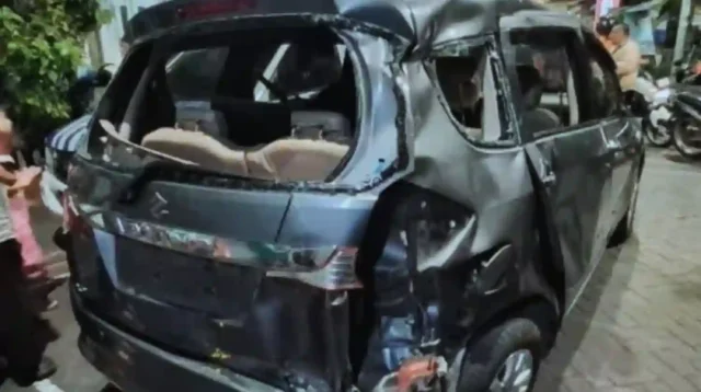 mobil tertabrak kereta di Surabaya