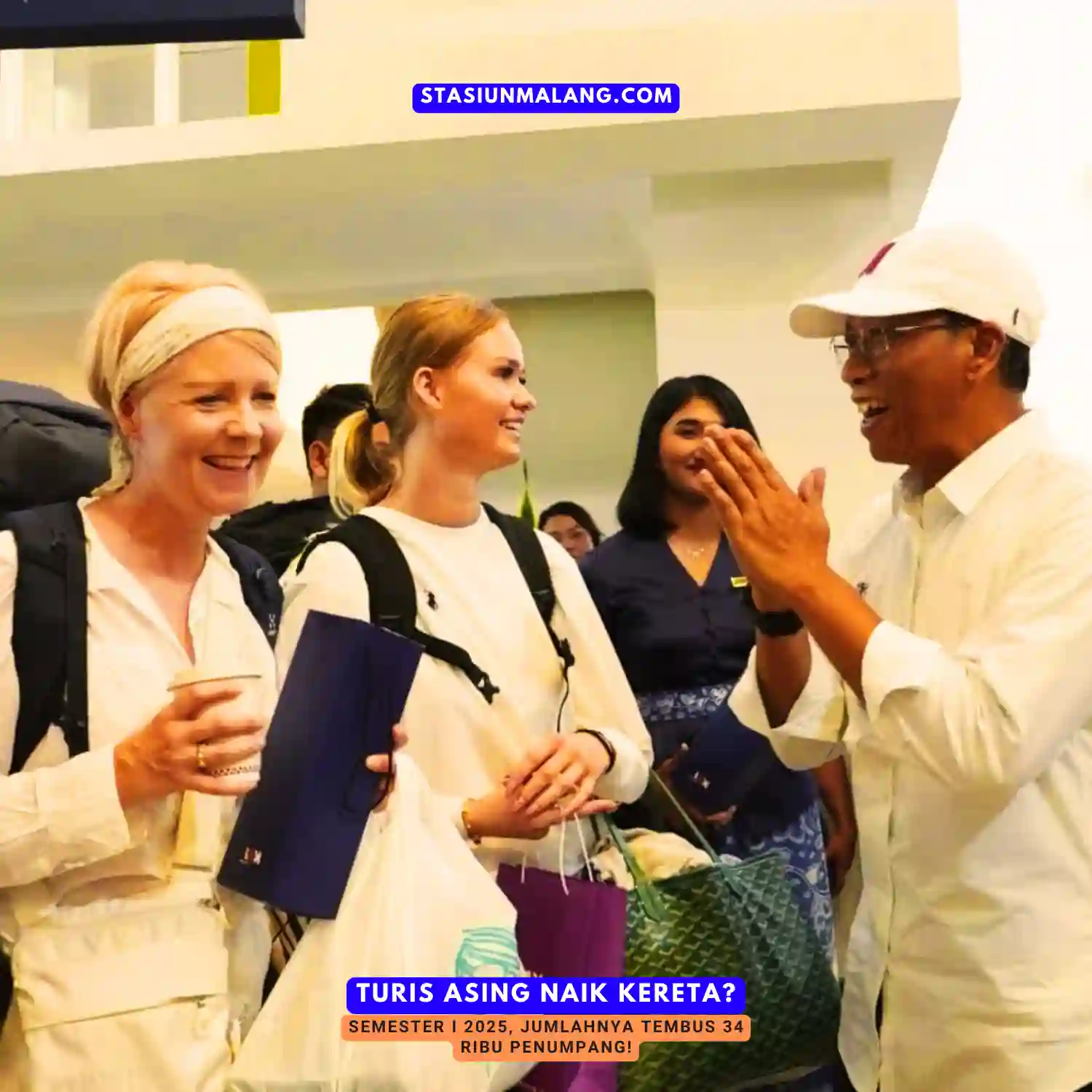 Turis Asing Naik Kereta