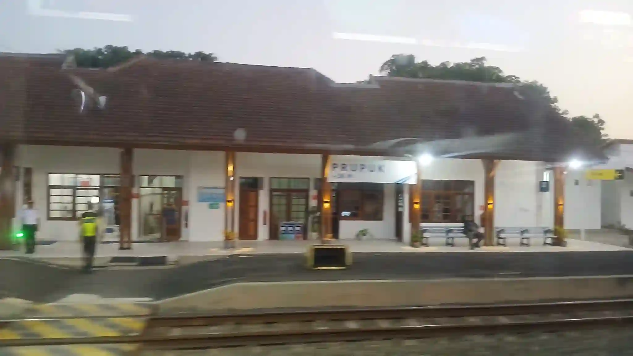 Duapuluh Satu Jam Empatbelas Menit di Dalam Kereta Api